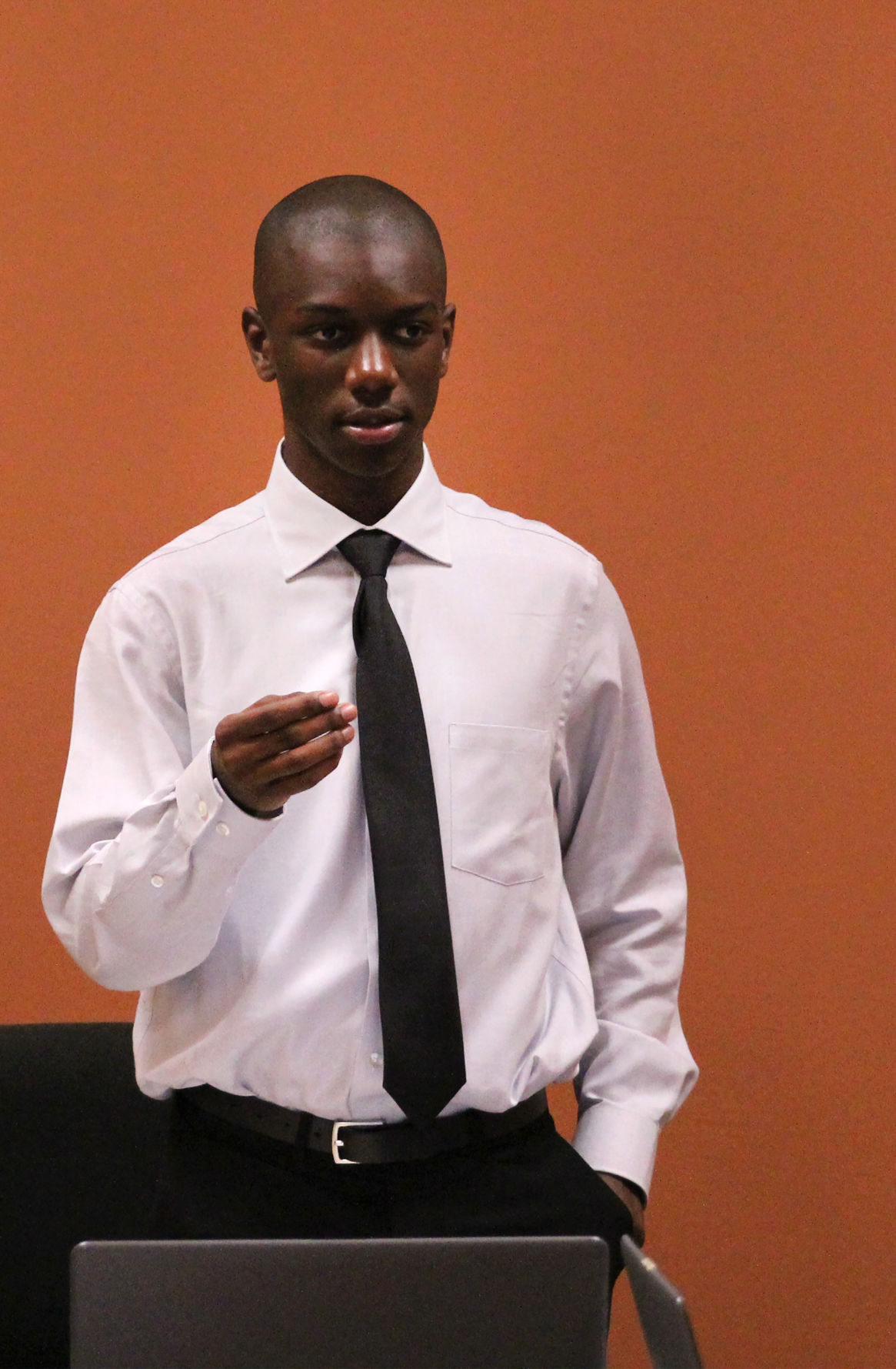 Student Senate splits into committee meetings, assigns resolution research